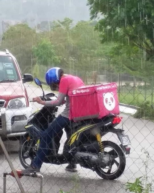 Shipper bị ngã dưới trời mưa, quên cả đau vội kiểm tra thức ăn của khách - ảnh 3