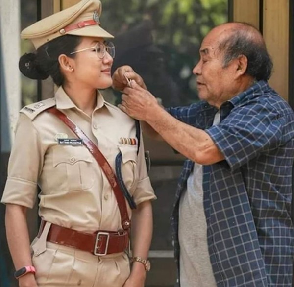 Bức ảnh nghẹn ngào: Người cha già ngắm những ngôi sao trên đồng phục cảnh sát của con gái - ảnh 1