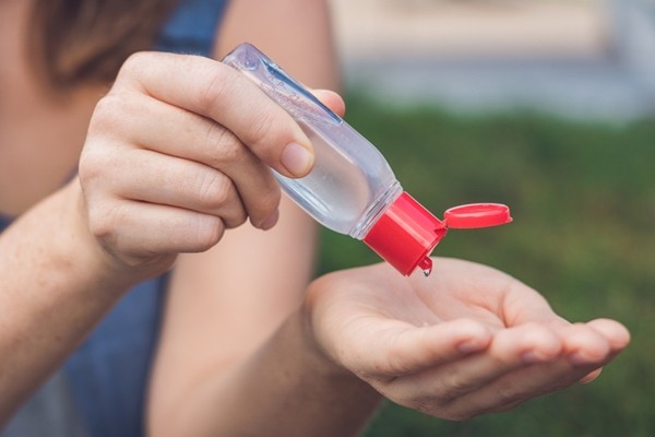 Ở ngoài trời nắng nóng, liệu gel rửa tay khô có cháy hay nổ không? - ảnh 1