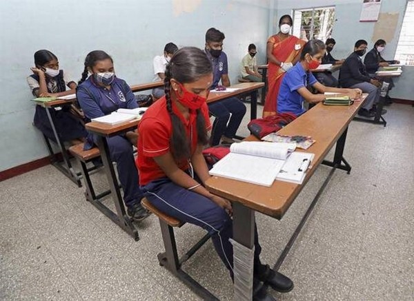Học sinh đang thi toán thì được báo dương tính với COVID-19, cả hội đồng thi náo loạn - ảnh 3