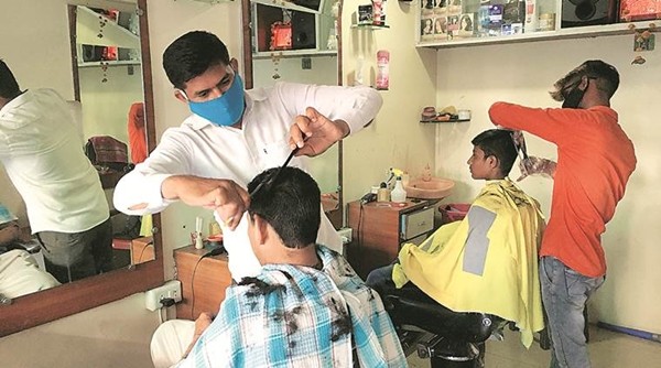 Bác thợ cắt tóc dùng cây kéo (bằng) vàng để chào đón khách hàng khi tiệm mở cửa sau đại dịch - ảnh 3