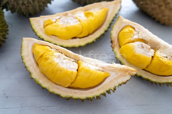 Đang lái ô tô thì bị sầu riêng bay trúng đầu, gây tai nạn liên hoàn - ảnh 3