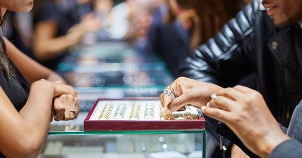 Được bạn trai tặng nhẫn cầu hôn, nhưng cô gái quyết trả lại khi biết nguồn gốc chiếc nhẫn - ảnh 3