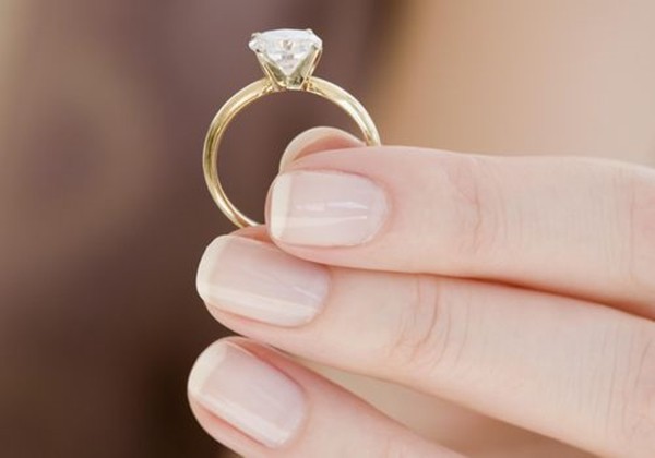 Được bạn trai tặng nhẫn cầu hôn, nhưng cô gái quyết trả lại khi biết nguồn gốc chiếc nhẫn - ảnh 1