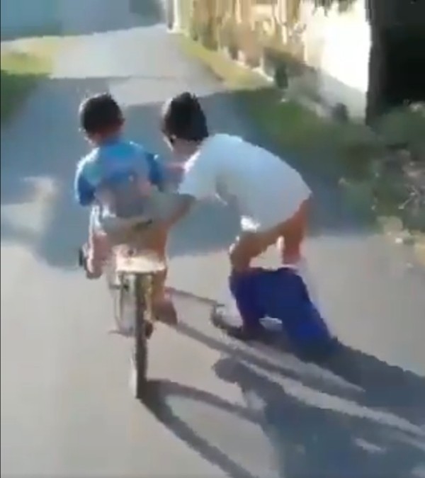 Video dễ thương nhất: Cậu bé giúp bạn tập đi xe đạp, không để bạn ngã dù mình… tuột cả quần - ảnh 1