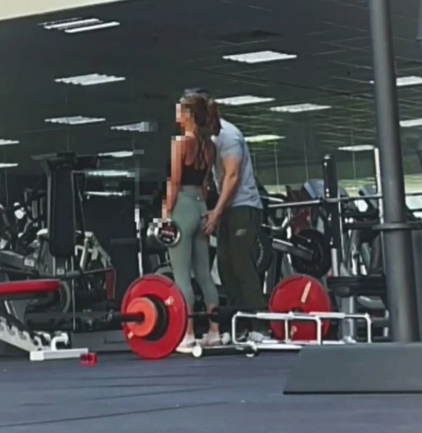 Huấn luyện viên nam ở phòng gym gây bức xúc khi liên tục động chạm khách hàng nữ - ảnh 2