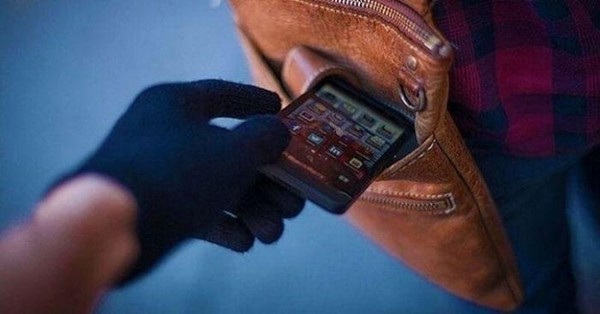 Tức giận vì bị sa thải, huấn luyện viên bóng đá ăn trộm hết điện thoại di động của cả đội - ảnh 2