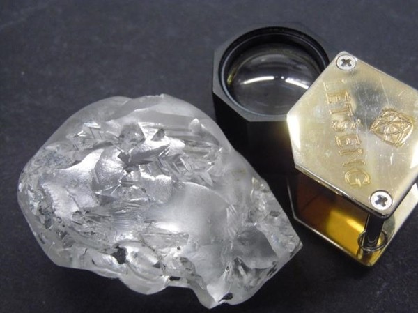 Đang lúc khó khăn, nhóm thợ mỏ đào được cục kim cương 442 carat, trị giá hơn 400 tỷ đồng - ảnh 1