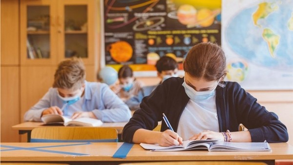 Năm học mới thời đại dịch: Giả vờ ho sẽ bị đình chỉ học, học sinh tự mang 2 lít nước đến trươngf - ảnh 3