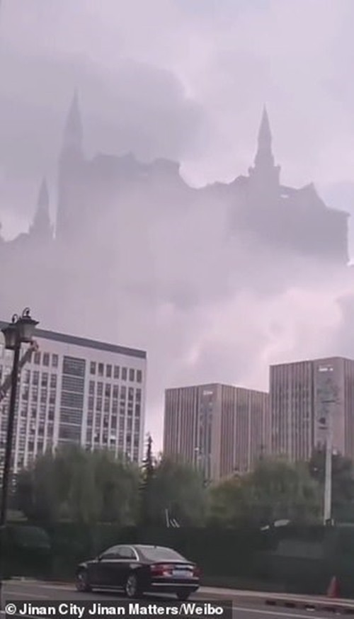 Trường Hogwarts của Harry Potter xuất hiện trên bầu trời Trung Quốc, lại một bí ẩn của năm 2020? - ảnh 1