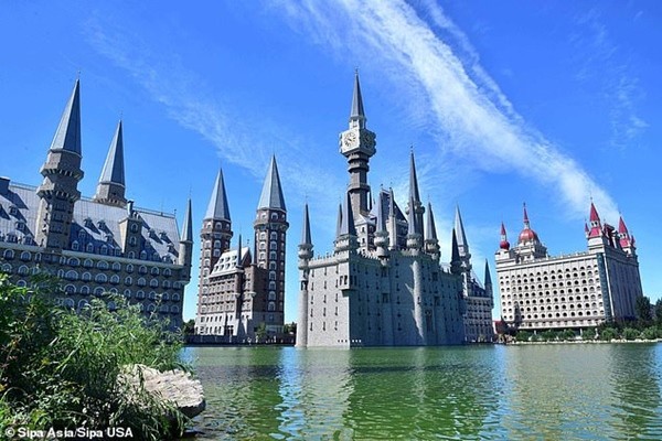Trường Hogwarts của Harry Potter xuất hiện trên bầu trời Trung Quốc, lại một bí ẩn của năm 2020? - ảnh 2