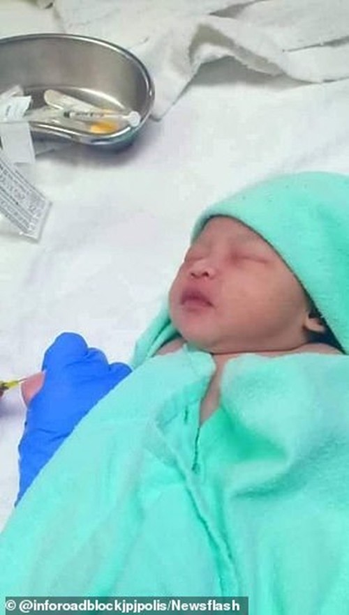 Xót xa em bé sơ sinh bị bỏ rơi với con dao rỉ sét găm trên lưng, nhưng em đã sống sót kỳ diệu - ảnh 4