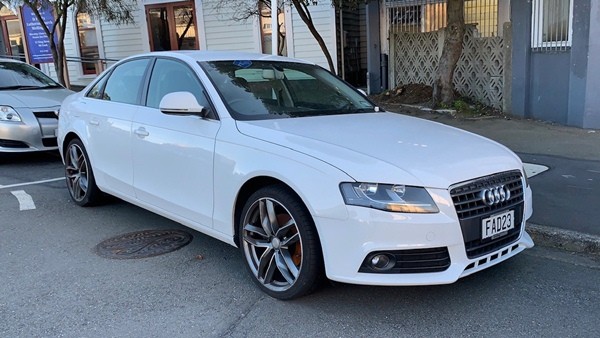 Lấy chìa khóa cào xe ô tô đỗ trước cửa nhà cho đỡ tức, đúng xe Audi nên bị phạt hơn 100 triệu - ảnh 1