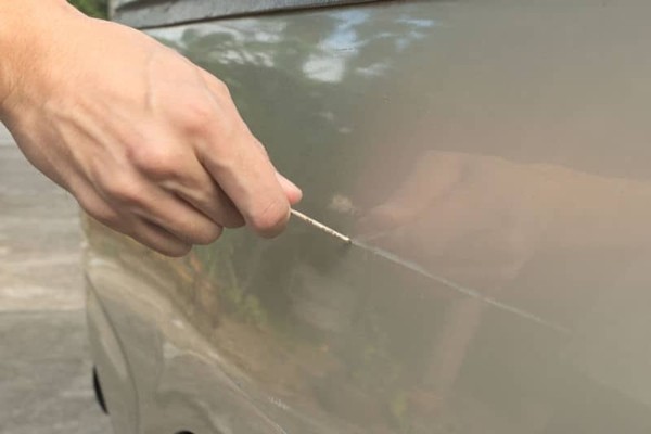 Lấy chìa khóa cào xe ô tô đỗ trước cửa nhà cho đỡ tức, đúng xe Audi nên bị phạt hơn 100 triệu - ảnh 2