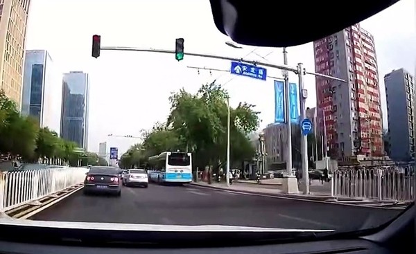 Cãi nhau khi đi trên đường, một người lái xe ném cả cốc trà sữa trân châu vào người khác - ảnh 1