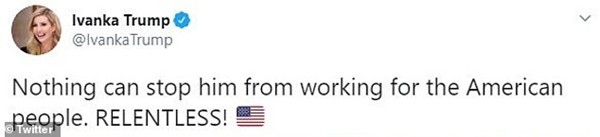 Tổng thống Trump bị trêu “sống ảo” vì có ảnh làm việc trong viện nhưng hóa ra chỉ ký giấy trắng - ảnh 2