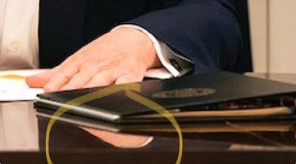 Tổng thống Trump bị trêu “sống ảo” vì có ảnh làm việc trong viện nhưng hóa ra chỉ ký giấy trắng - ảnh 4