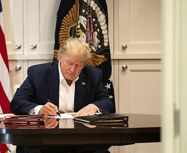Tổng thống Trump bị trêu “sống ảo” vì có ảnh làm việc trong viện nhưng hóa ra chỉ ký giấy trắng - ảnh 1