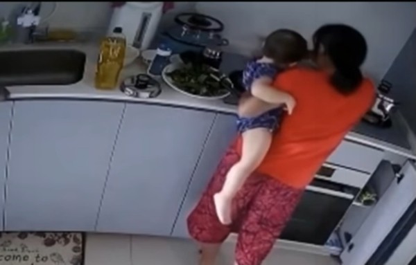 Muốn chuyển nhà không được, người giúp việc ấn tay con gái 14 tháng tuổi của chủ vào nước sôi - ảnh 2