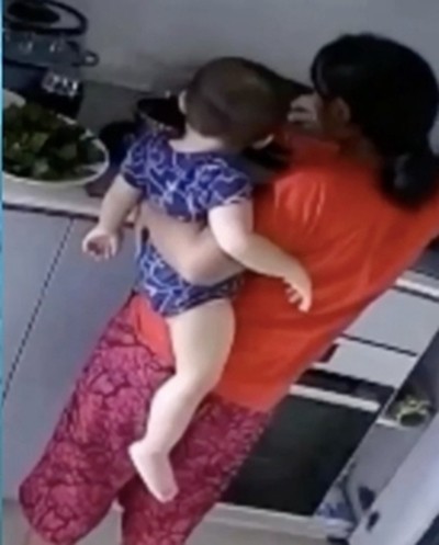 Muốn chuyển nhà không được, người giúp việc ấn tay con gái 14 tháng tuổi của chủ vào nước sôi - ảnh 1