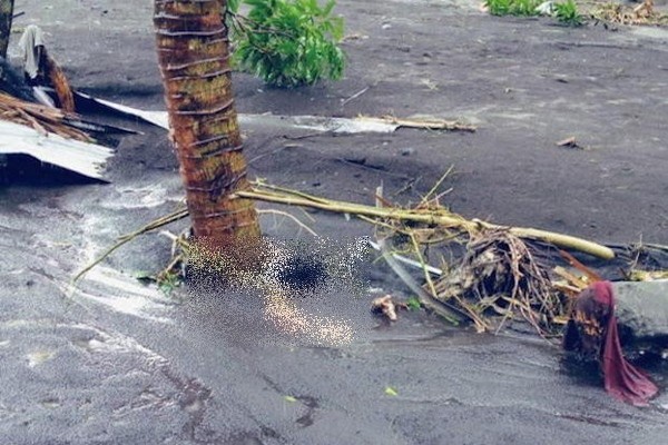 Xót xa trong siêu bão Goni: Em bé không đi sơ tán mà ở lại cùng bố, bị lũ cuốn đi tận 15km - ảnh 3