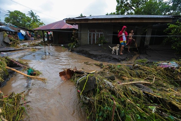 Philippines ngày hôm sau siêu bão Goni: “Không có nơi nào để đi, không có thứ gì để ăn” - ảnh 1