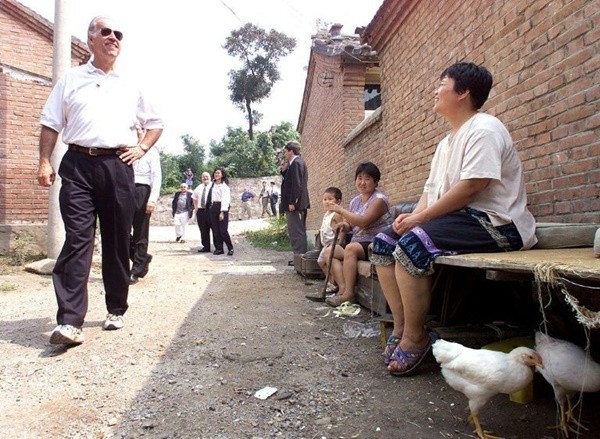 Ảnh “ngày xưa - bây giờ” của một thanh niên khiến ai cũng ấn tượng, vì có cả ông Joe Biden - ảnh 1
