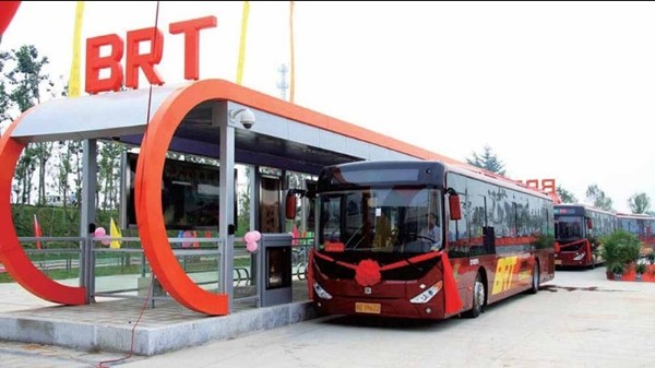Xe buýt nhanh BRT bị hỏng khiến hành khách phải xuống đẩy, cư dân mạng không thể nhịn cười - ảnh 2