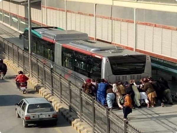 Xe buýt nhanh BRT bị hỏng khiến hành khách phải xuống đẩy, cư dân mạng không thể nhịn cười - ảnh 1