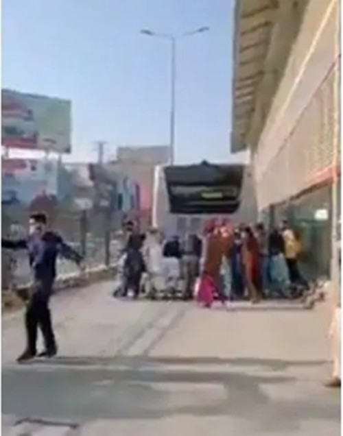 Xe buýt nhanh BRT bị hỏng khiến hành khách phải xuống đẩy, cư dân mạng không thể nhịn cười - ảnh 3