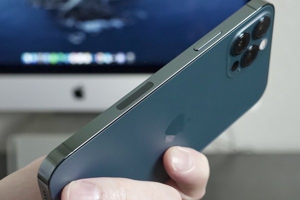 Nhận nhiệm vụ giao hàng, nhưng shipper này lấy luôn 14 chiếc iPhone 12, lại còn đem tặng bạn - ảnh 2