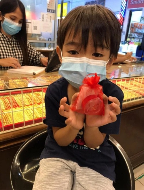 Đây mới là “con nhà người ta”: Cậu bé 6 tuổi dùng hết tiền sinh nhật để mua vàng tặng mẹ - ảnh 2