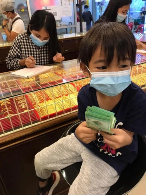 Đây mới là “con nhà người ta”: Cậu bé 6 tuổi dùng hết tiền sinh nhật để mua vàng tặng mẹ - ảnh 3
