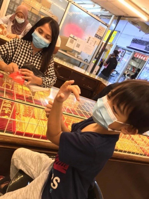 Đây mới là “con nhà người ta”: Cậu bé 6 tuổi dùng hết tiền sinh nhật để mua vàng tặng mẹ - ảnh 1