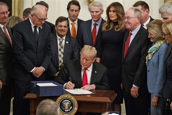 Tổng thống Trump gặp chuyện oái oăm: Họp báo ở Nhà Trắng mà mọi người chỉ chú ý đến cái bàn - ảnh 5