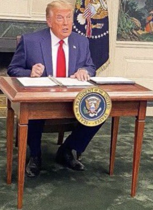 Tổng thống Trump gặp chuyện oái oăm: Họp báo ở Nhà Trắng mà mọi người chỉ chú ý đến cái bàn - ảnh 4