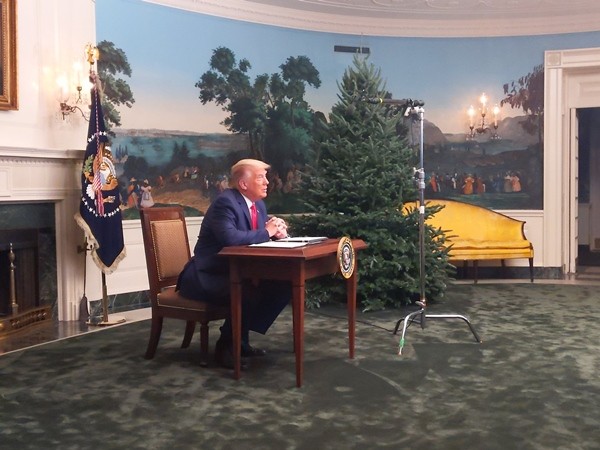 Tổng thống Trump gặp chuyện oái oăm: Họp báo ở Nhà Trắng mà mọi người chỉ chú ý đến cái bàn - ảnh 2