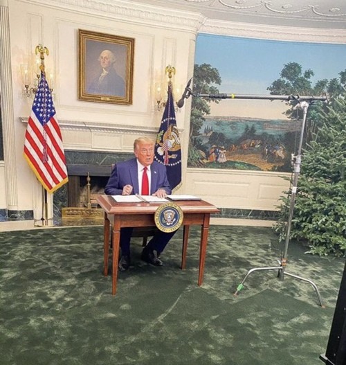 Tổng thống Trump gặp chuyện oái oăm: Họp báo ở Nhà Trắng mà mọi người chỉ chú ý đến cái bàn - ảnh 1