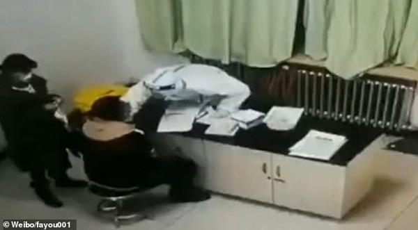Khó chịu khi lấy mẫu xét nghiệm COVID-19, người nghi nhiễm đấm y tá, khiến ai cũng phẫn nộ - ảnh 1