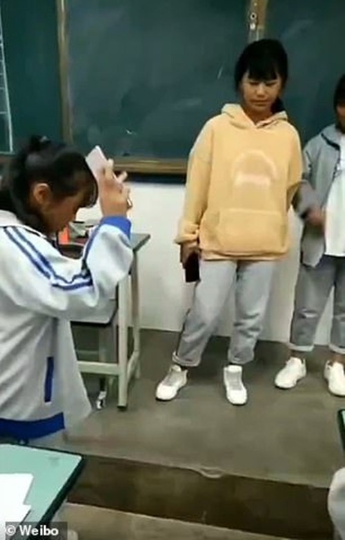 Học sinh mang điện thoại đến lớp bị phạt phải ném máy xuống sàn, khiến cư dân mạng tranh cãi - ảnh 1