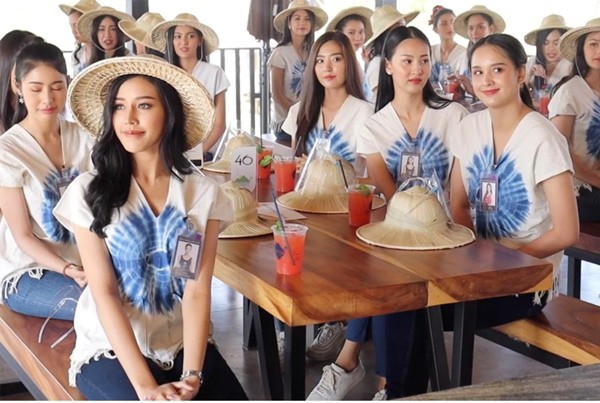 Chụp ảnh trên cầu treo mà cầu bất ngờ đứt, 30 thí sinh thi hoa hậu Thái Lan rơi xuống ao - ảnh 1