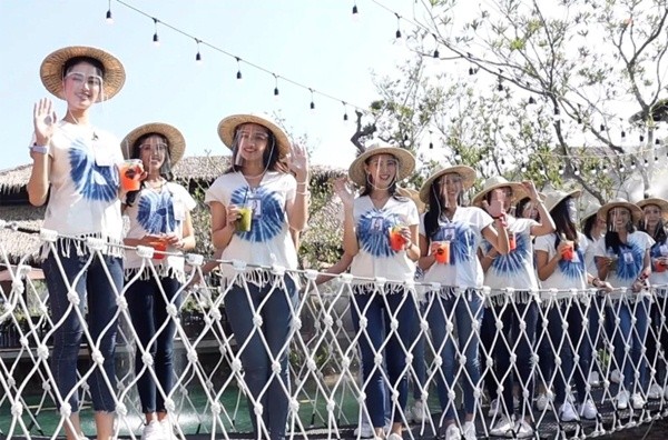 Chụp ảnh trên cầu treo mà cầu bất ngờ đứt, 30 thí sinh thi hoa hậu Thái Lan rơi xuống ao - ảnh 2