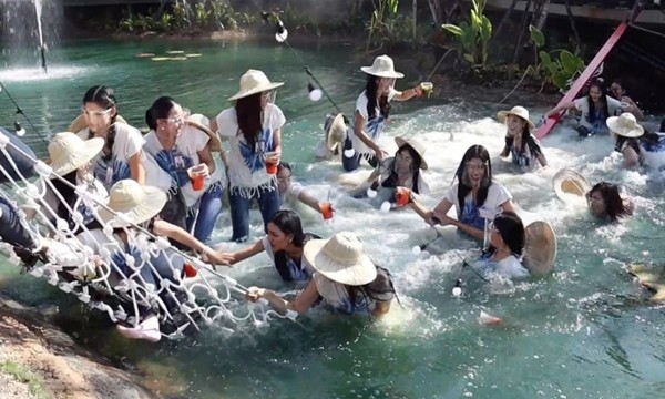 Chụp ảnh trên cầu treo mà cầu bất ngờ đứt, 30 thí sinh thi hoa hậu Thái Lan rơi xuống ao - ảnh 4