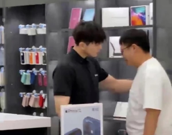 Mua iPhone 12 cho bạn gái rồi bị “đá”, khách đến cửa hàng Apple khóc lóc, muốn hoàn tiền - ảnh 1