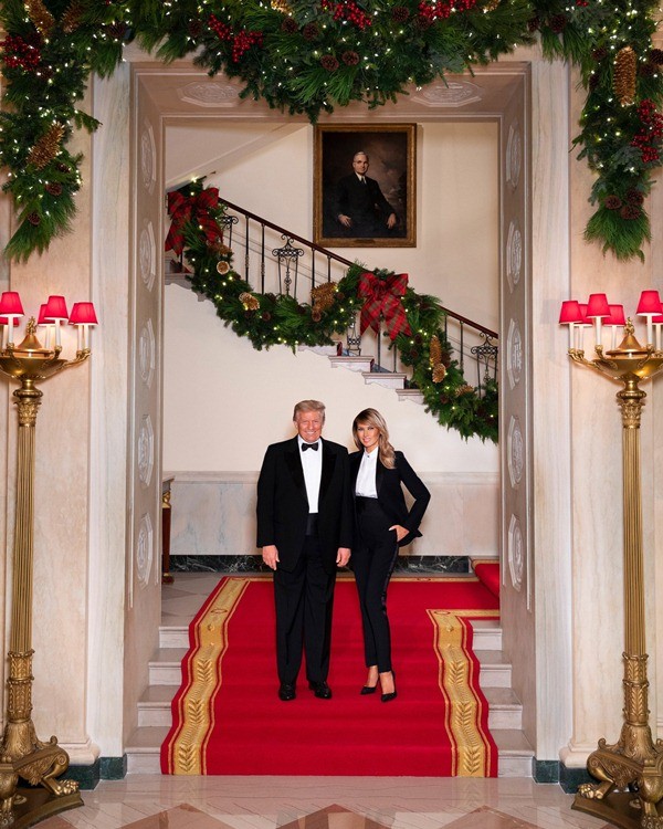 Ảnh vợ chồng Tổng thống Trump mừng Noel bị cho là ảnh ghép: “Lạ lùng đến phút cuối cùng“? - ảnh 1