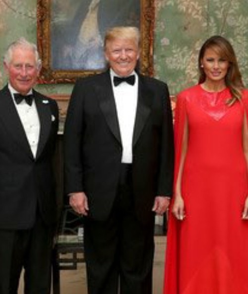 Ảnh vợ chồng Tổng thống Trump mừng Noel bị cho là ảnh ghép: “Lạ lùng đến phút cuối cùng“? - ảnh 2