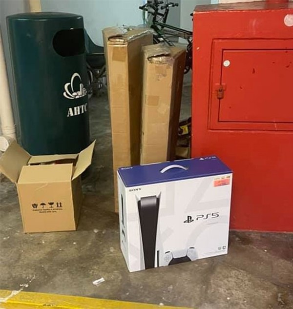 Nhặt được cái hộp PlayStation 5 ở bãi rác, anh chàng đăng bán cho vui, ai ngờ… bán được - ảnh 1
