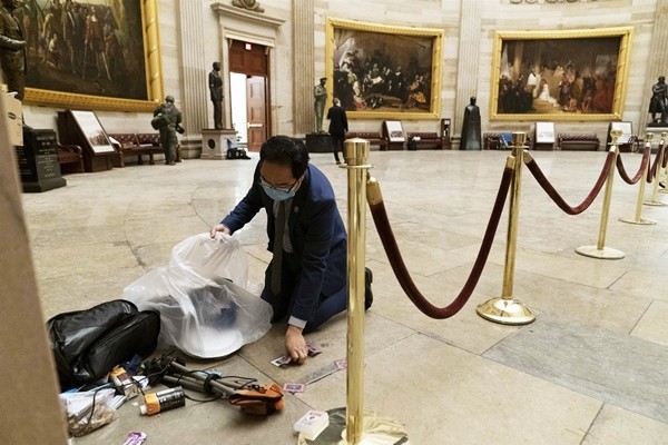Sau hỗn loạn ở Điện Capitol, cư dân mạng xúc động trước hình ảnh nghị sĩ cúi người dọn dẹp - ảnh 1