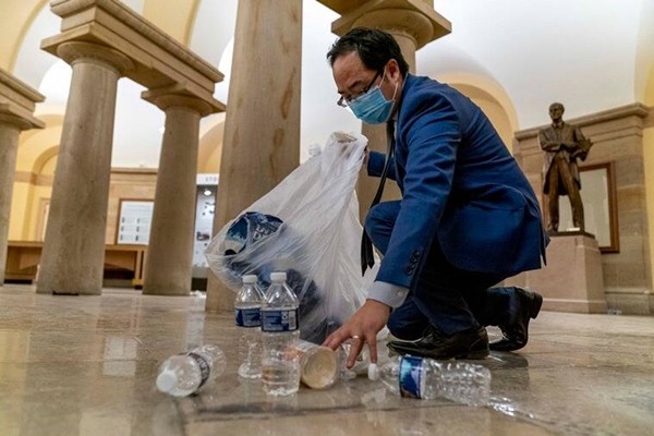 Sau hỗn loạn ở Điện Capitol, cư dân mạng xúc động trước hình ảnh nghị sĩ cúi người dọn dẹp - ảnh 3
