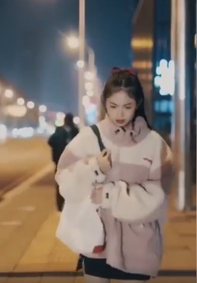 Đoạn quảng cáo bông tẩy trang này có nội dung gì mà bị cư dân mạng chỉ trích đòi tẩy chay? - ảnh 1
